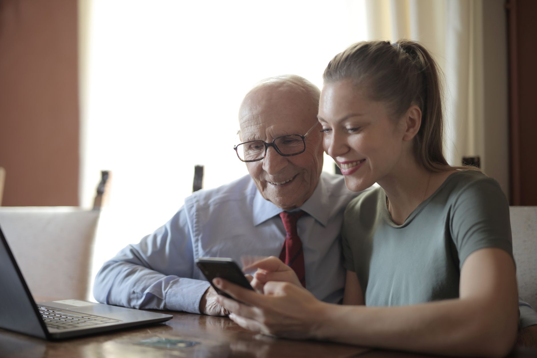 Accompagnement numérique des seniors : par où commencer ?