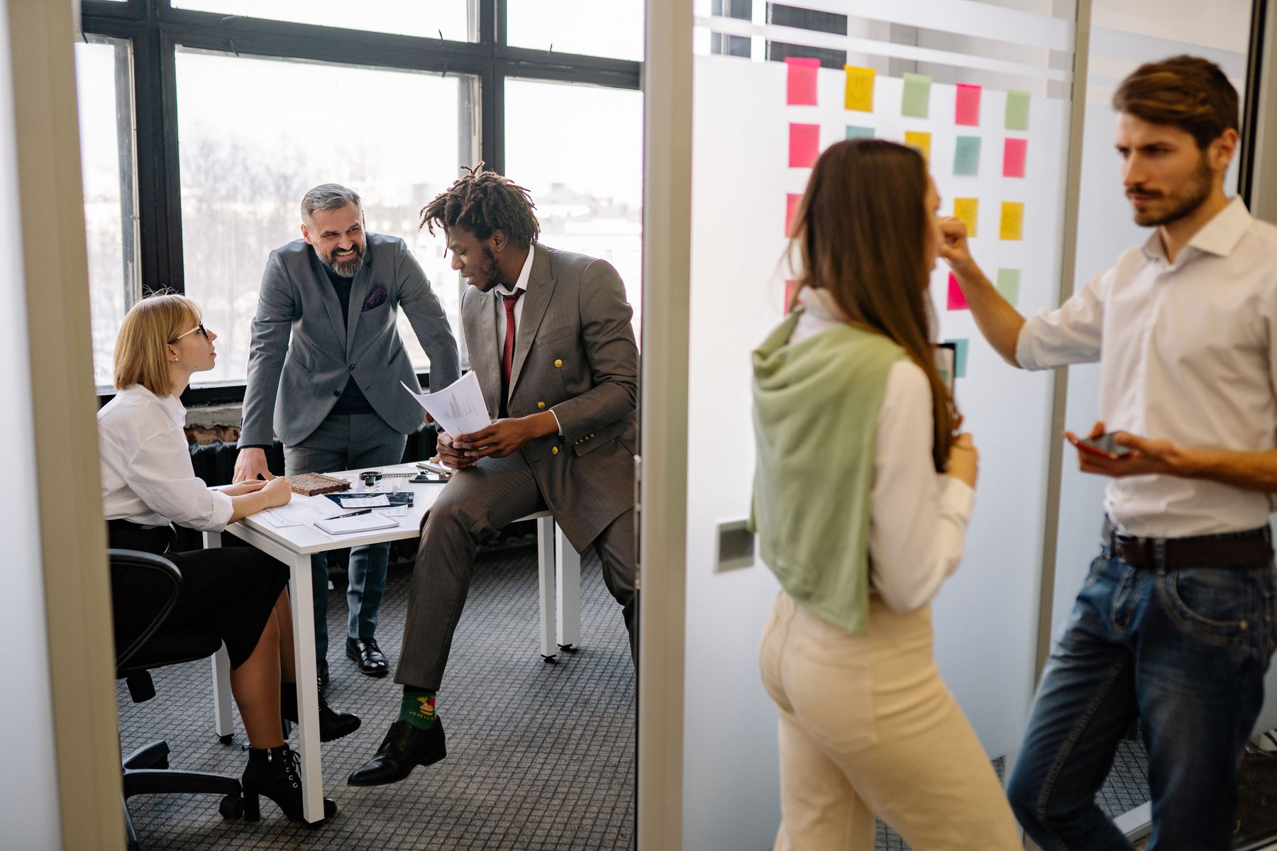 petite équipe échangeant autour d'un processus de travail dans un bureau de PME